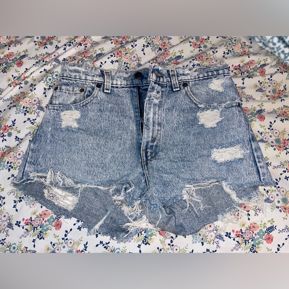 Women’s Levi’s distressed jean shorts